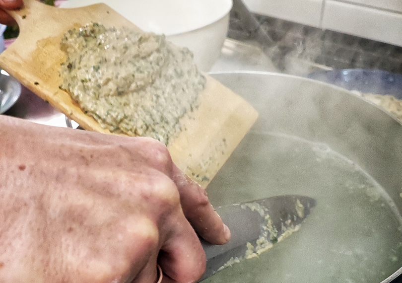 Brennnesselspätzle handgeschabt bei der Wildkräuter Tour im Teinachtal