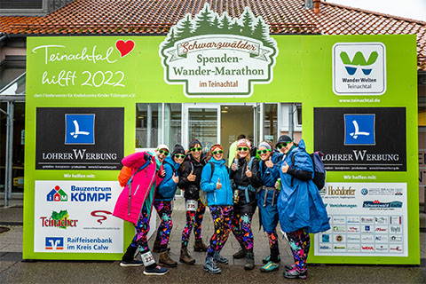 Zieleinlauf beim Schwarzwälder Spenden-Wander-Marathon davor eine Gruppe bunt gekleideter Frauen