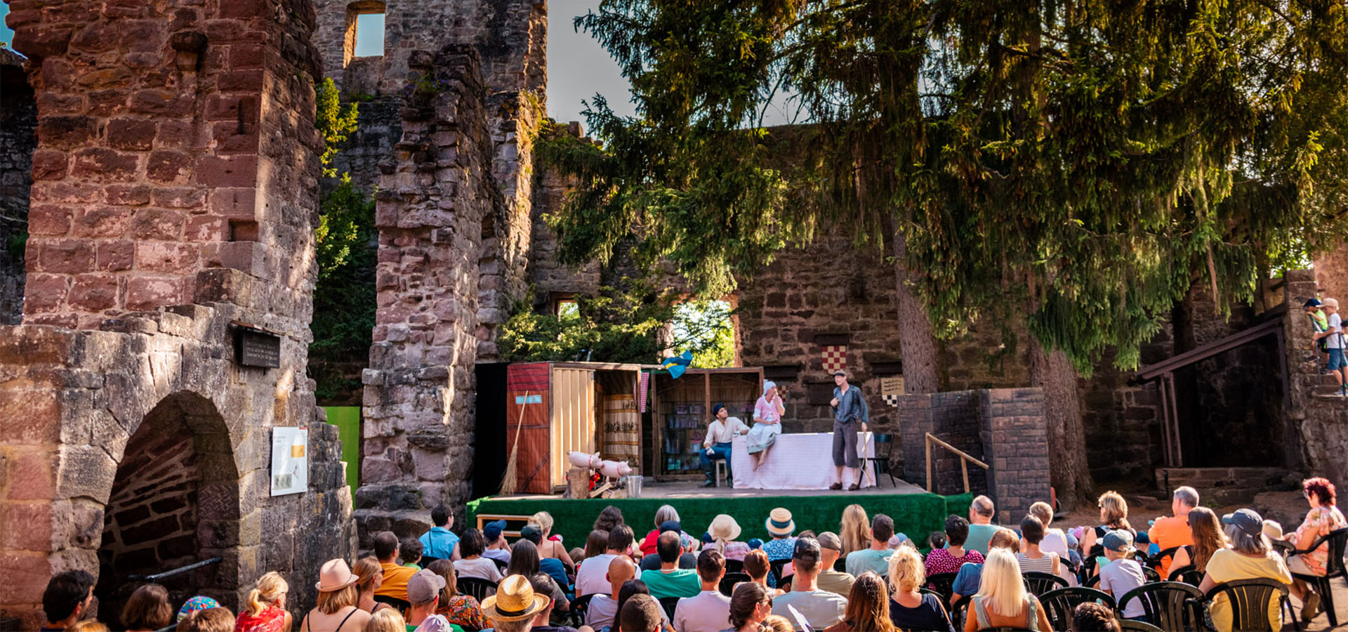 Blick über die Köpfe des Publikums des Zavelsteiner Burgsommers auf die Bühne